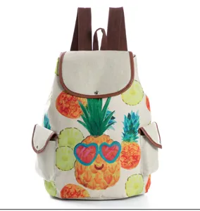 Niedlicher Ananas-Print Canvas Rucksack Detail, braune Träger und praktische Seitentaschen.
