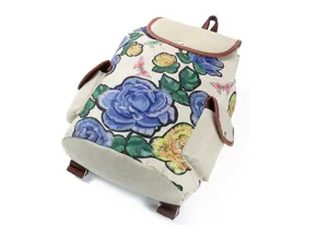 Nahaufnahme des Leinenrucksacks mit feiner Rosenstickerei und braunen Lederkanten Details.