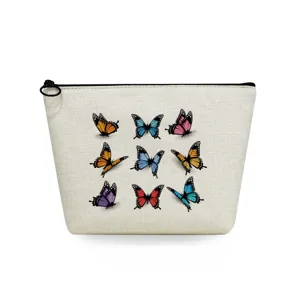 Vista en detalle del neceser de lona con estampados de mariposas de colores y cremallera negra.