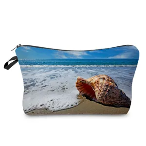 Détail trousse de toilette plage coquillage, pochette maquillage voyage compacte.