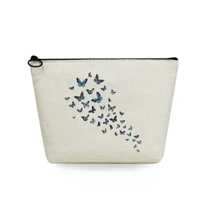 Vista detallada de elegante neceser de lona con estampado de mariposas y cremallera negra.