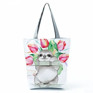 Detalle del bolso tote de lona con estampado de perezoso y tulipanes para mujer.