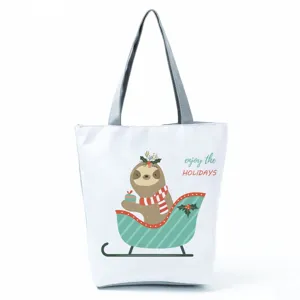 Detalle de bolso tote de lona con estampado de perezoso lindo, diseño navideño gris.