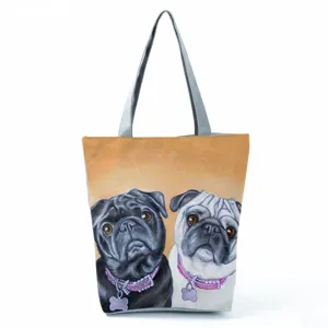 Vista dettagliata della borsa tote in tela con stampa di carlini, design capiente e manici resistenti.