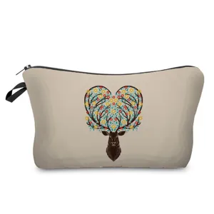 Detailaufnahme der Kosmetiktasche mit floralem Hirschgeweih im Herz Design Muster.
