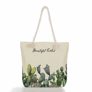 Vue détaillée du sac cabas en toile montrant le superbe imprimé cactus et anses.