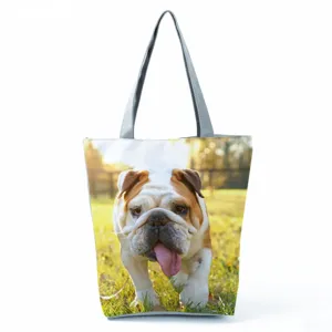 Dettaglio ravvicinato della borsa tote con stampa di bulldog e resistenti manici grigi.