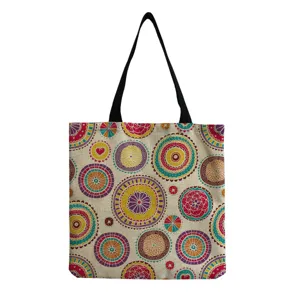Primo piano dettaglio di stampa floreale mandala borsa di cotone lino manico tessitura.