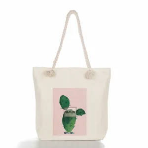 Détail en gros plan du grand sac cabas en toile avec motif cactus et poignée en corde.