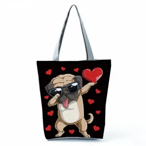Primo piano del simpatico disegno di carlino stampato sulla borsa in tela con cane.