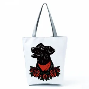 Vista dettagliata della borsa di tela bianca con stampa di cane nero e rose rosse.