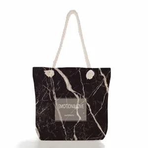 Sac cabas en toile à imprimé marbre noir avec anses en corde et design de lettres chic.