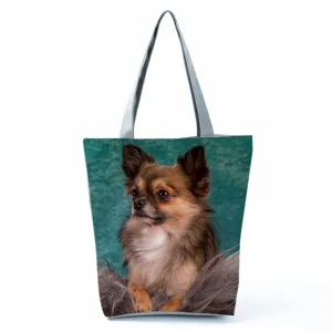 Dettaglio della borsa shopper in tela con stampa di cane carino e manici grigi resistenti.