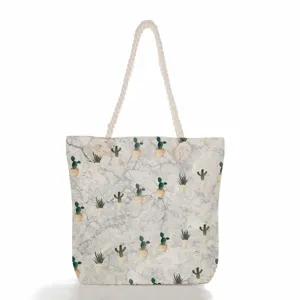 Vue rapprochée du sac cabas en toile avec texture marbre et détails d'imprimé cactus.