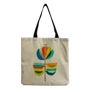 Dettaglio della borsa shopper in tela con stampa floreale astratta e manici neri resistenti.