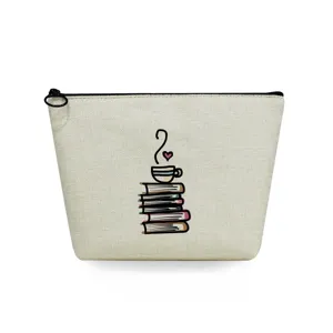 Detalle de neceser de lona beige con bonito estampado de libros apilados y taza de café.