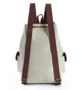Detailansicht der Rückseite eines lässigen, beigen Leinenrucksacks mit braunen Gurten.