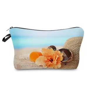 Vue détaillée de la trousse de maquillage à motif plage, fermeture éclair et dragonne pratique.