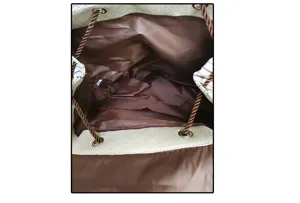 Detailansicht des Canvas-Rucksackinnenraums mit braunem Futter, Taschen und Kordelzügen.