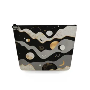 Bolsa de cosmeticos con cremallera y elegante patron de olas doradas y lunas para almacenamiento.