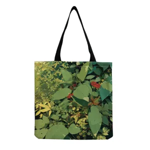 Detailweergave van canvas shopper tas metgroene plantenbladeren print, natuurstijl.