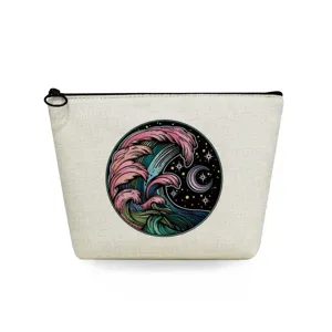 Detalle del neceser de lona con estampado artístico de olas y luna en el diseño principal.