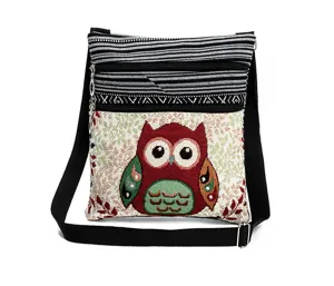 Nahaufnahme des Jacquard-Eulenmusters und der doppelten Reißverschlüsse dieser Tasche.