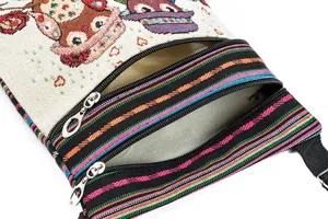 Detailansicht der ethnischen Eule Jacquard Doppelreissverschluss Umhaengetasche.
