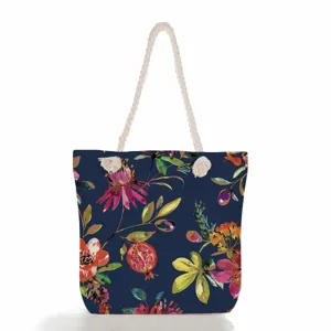 Μεγάλη γυναικεία τσάντα παραλίας με σκούρο μπλε φλοράλ σχέδιο και χοντρά λουριά σχοινιού.