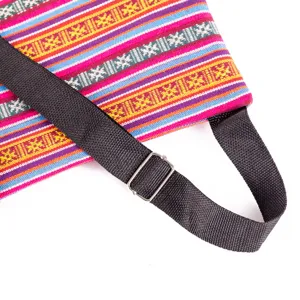 Ethnische bunte Jacquard-Umhängetasche Detail mit verstellbarem schwarzen Gurt und Schnalle
