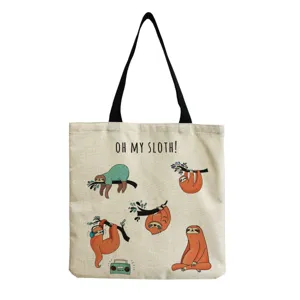 Gros plan détaillé du joli motif de paresseux et de l'écriture claire sur le sac en toile.