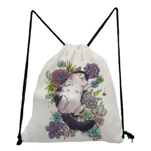 Gros plan détaillé sur le joli imprimé chat et plantes du sac à dos à cordon blanc.