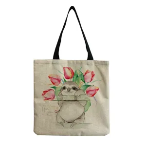 Vue de détail de l'imprimé aquarelle de paresseux mignon et de tulipes sur le sac en lin.