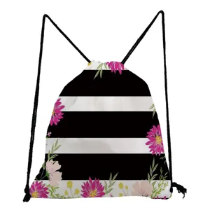 Details des schwarz-weißen gestreiften Rucksacks mit Blumenmuster, lässig.