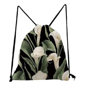Detailansicht des schwarzen Calla-Lilien-Blumen-Print-Kordelzugsacks, Nahaufnahme des Blumenmusters.