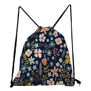 Nahaufnahme des stilvollen dunkelblauen Stoffes mit Blumenmuster auf diesem Kordelrucksack.