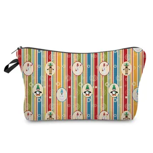 Nahaufnahme einer weihnachtlichen Kosmetiktasche mit bunten Streifen und süßen Motiven.