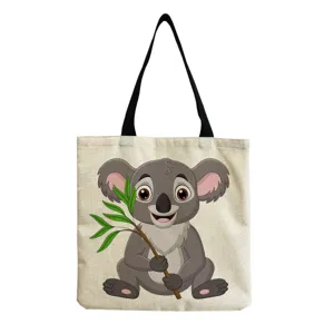Λεπτομέρεια τσάντας καμβά με koala, μαύρες λαβές και ανθεκτικό σχεδιασμό για καθημερινή χρήση.