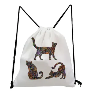Witte trekkoord rugzak met kleurrijke kattenprint, praktische canvas tas voor school.