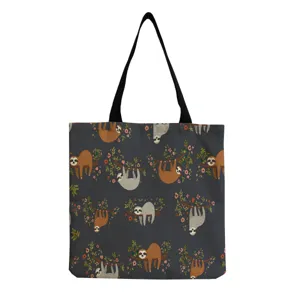 Sac cabas en toile avec détail d'imprimé paresseux mignon et solides bretelles noires.