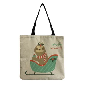 Vue détaillée du sac fourre-tout en toile imprimé paresseux avec un design de vacances.