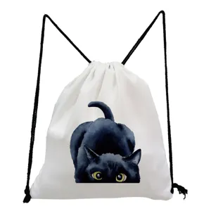 Vue de détail de l'imprimé aquarelle de chat noir mignon sur le tissu du sac à dos cordon blanc.