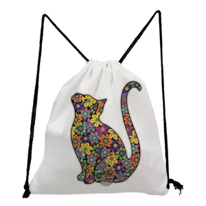 Detailopname van het kleurrijke bloemige kattenpatroon op de witte trekkoordrugzak.