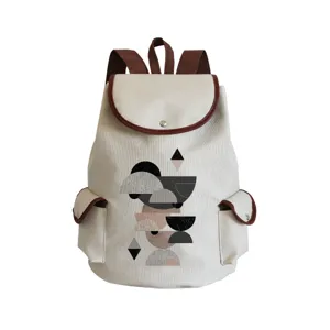 Geometrischer Druck Canvas Rucksack Detailansicht mit abstractem Muster und feinem Riemen.