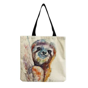 Vue détaillée du sac cabas en toile avec un joli imprimé de paresseux aquarelle très chic.