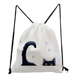 Vue détaillée du sac à dos à cordon blanc avec un joli motif aquarelle de chat noir.