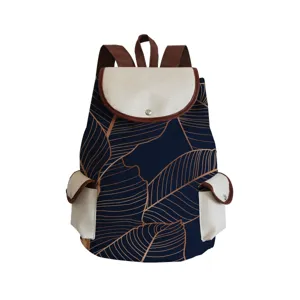 Canvas Rucksack Detail mit Blatt-Muster, cremefarbenem Deckel und braunen Trägern für Alltag.