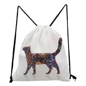 Witte canvas trekkoord rugzak met kleurrijke bloemige kattenprint. Stijlvolle casual tas.