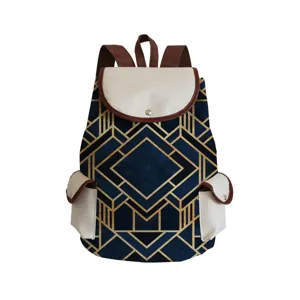 Geometrischer Rucksack Detailansicht mit Art-Deco-Muster und praktischem Fronttaschendesign.