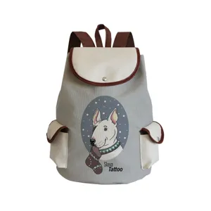 Detailansicht des grauen Canvas-Rucksacks mit Bullterrier-Grafik und Lederbesatz für Alltag.